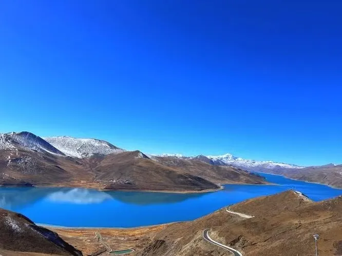 Озеро Ямдрок-Цо в Тибете