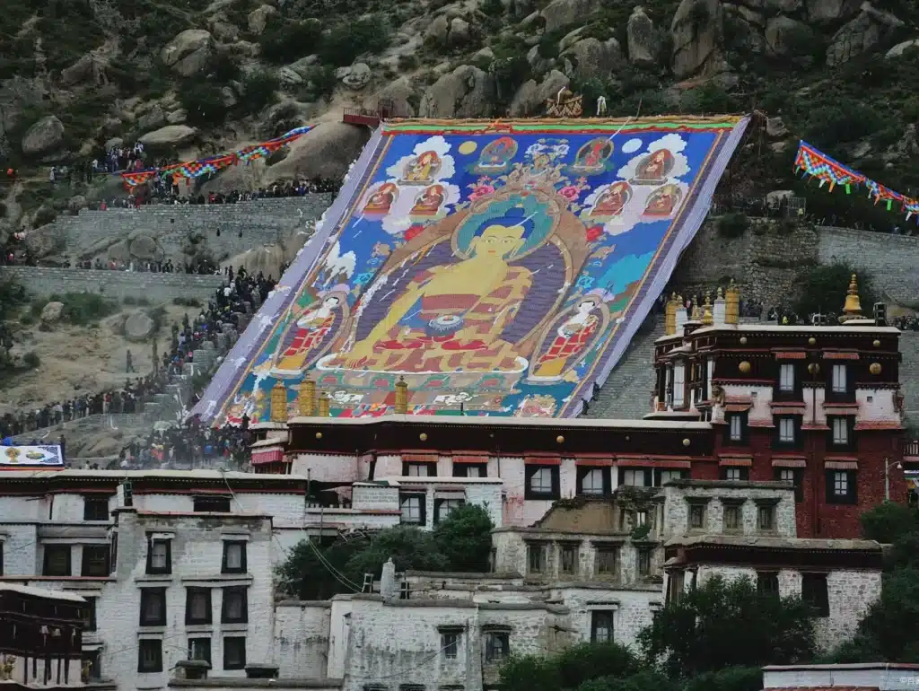 Площадка для выставления танка монастыря Дэпунг в Тибете