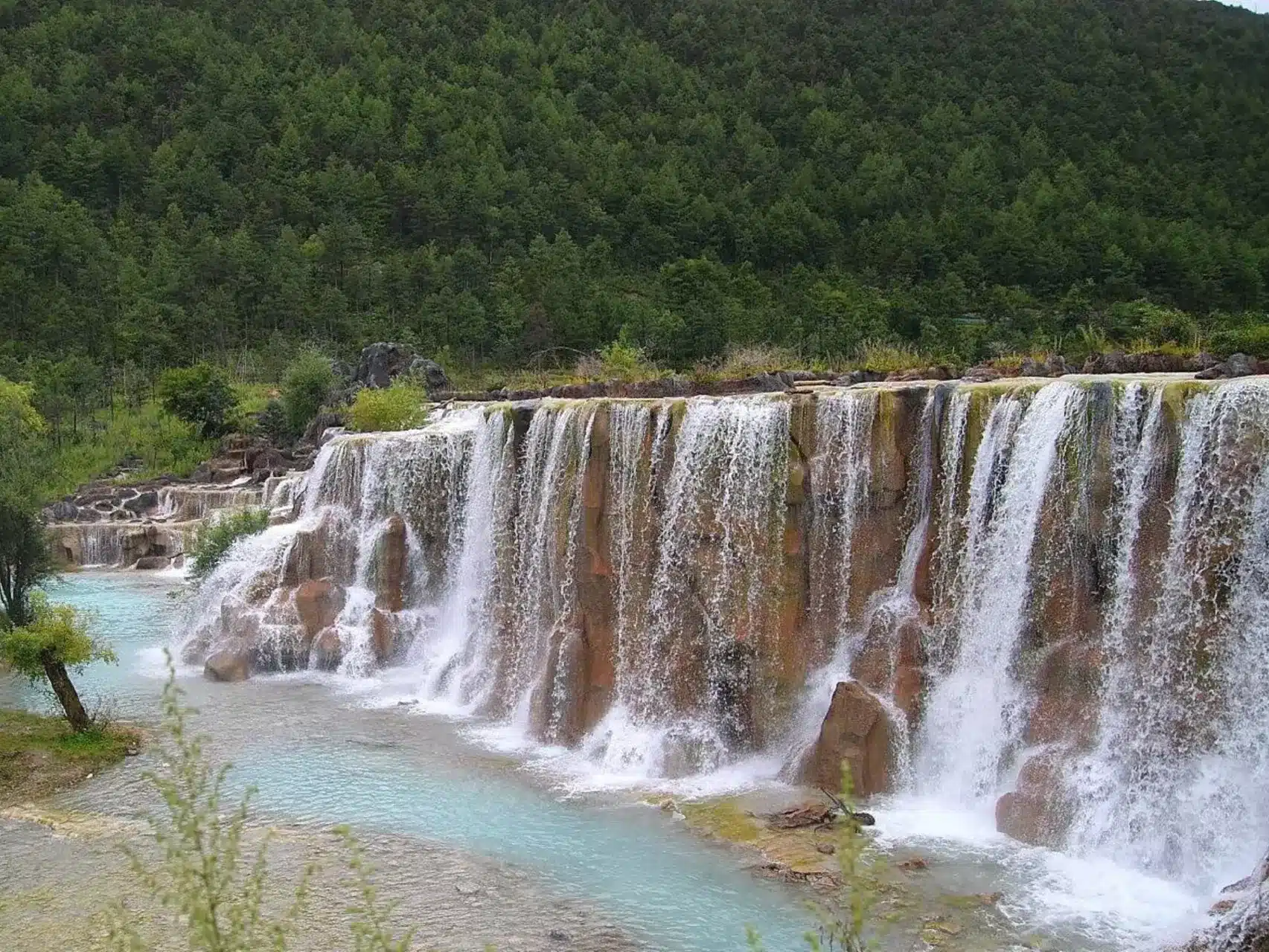 Белые водные террасы в Шангри-Ла- Небольшой водопад