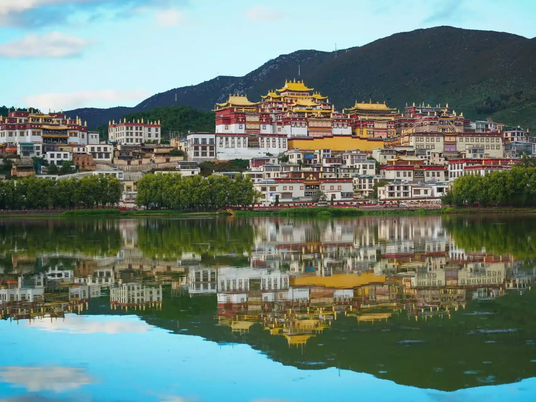 Монастырь Сунцзалинь в Шангри-Ла — святыня тибетского буддизма