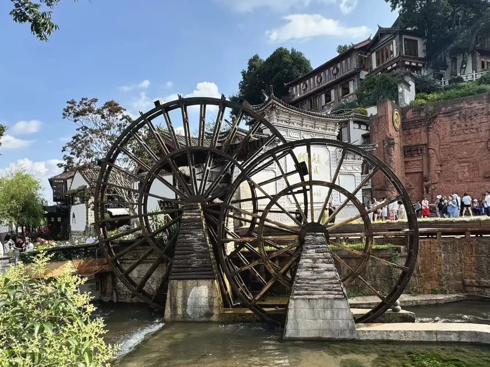 Древний город Лицзян - Большие водяные колёса