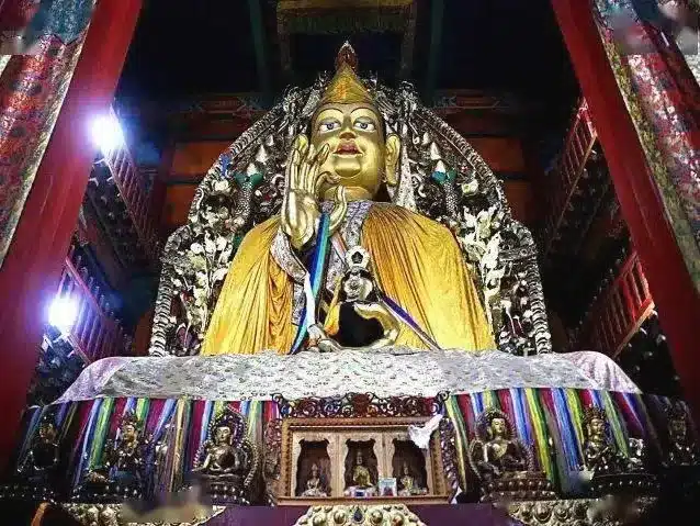 Монастырь Сунцзалинь в Шангри-Ла — Зал Шакьямуни