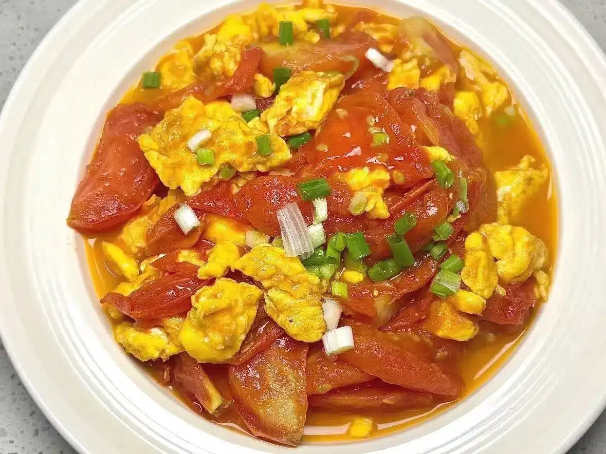 Томат с яйцом