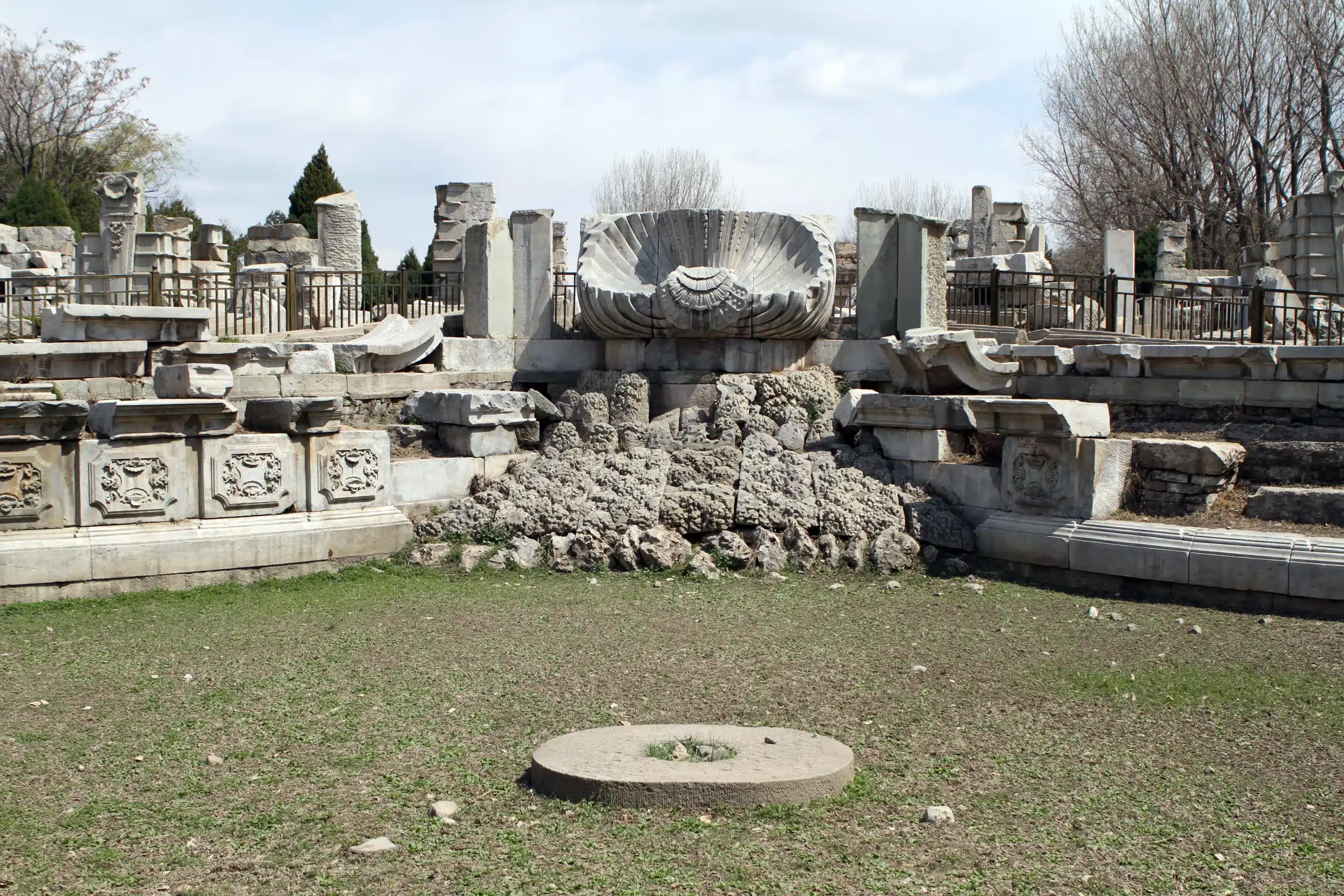 Руины старого летнего дворца в Пекине