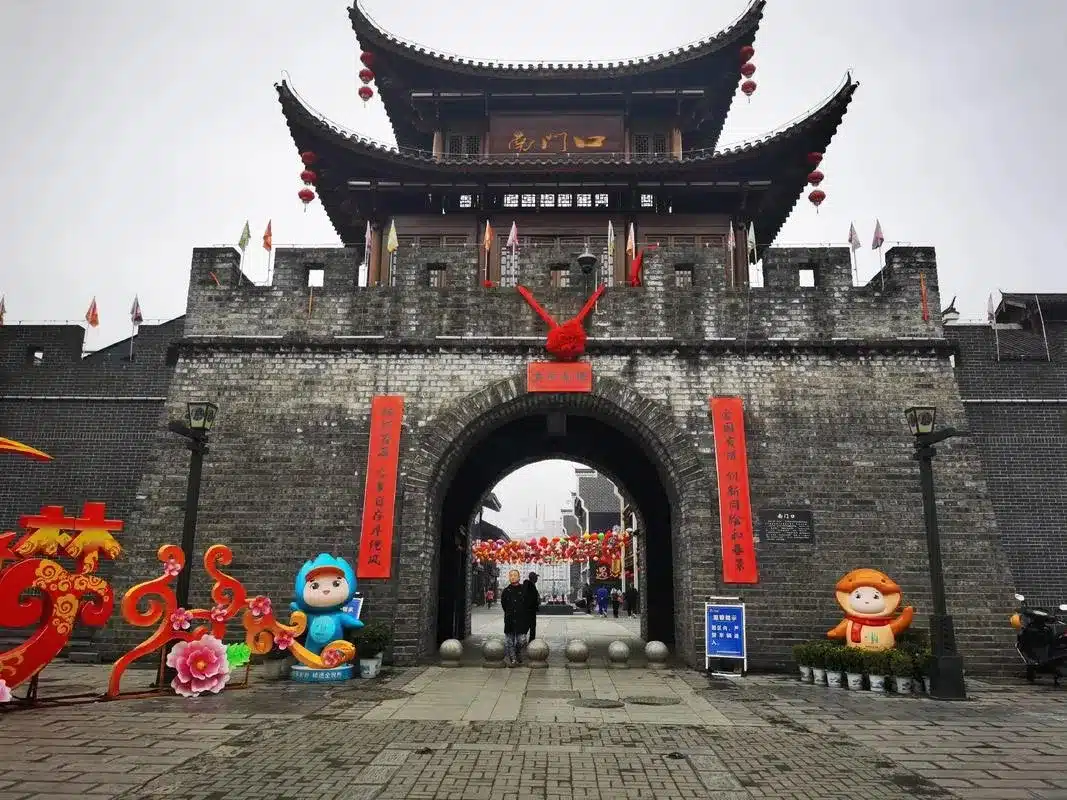 Древняя этническая архитектура в древнем городе Дайонг