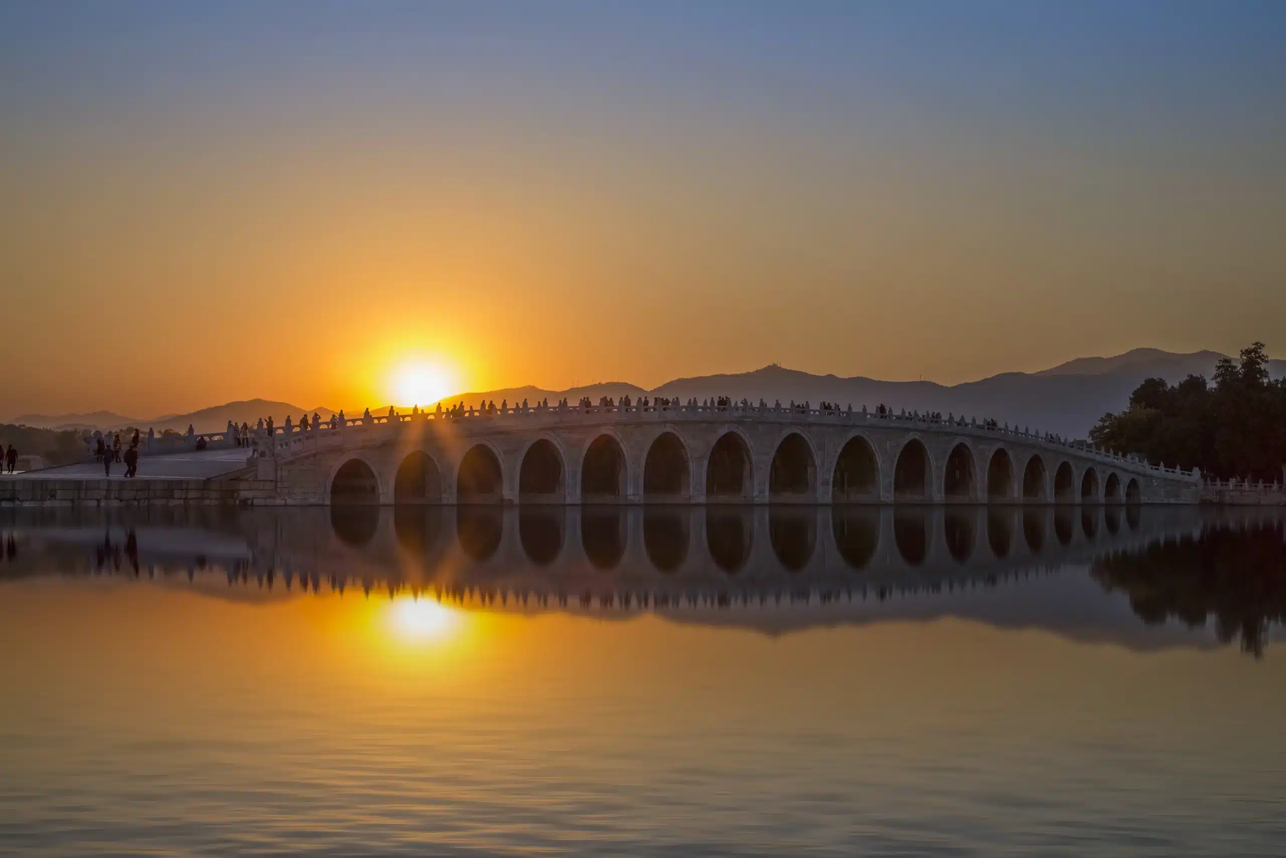 Мост с семнадцатью лунками на озере Куньмин