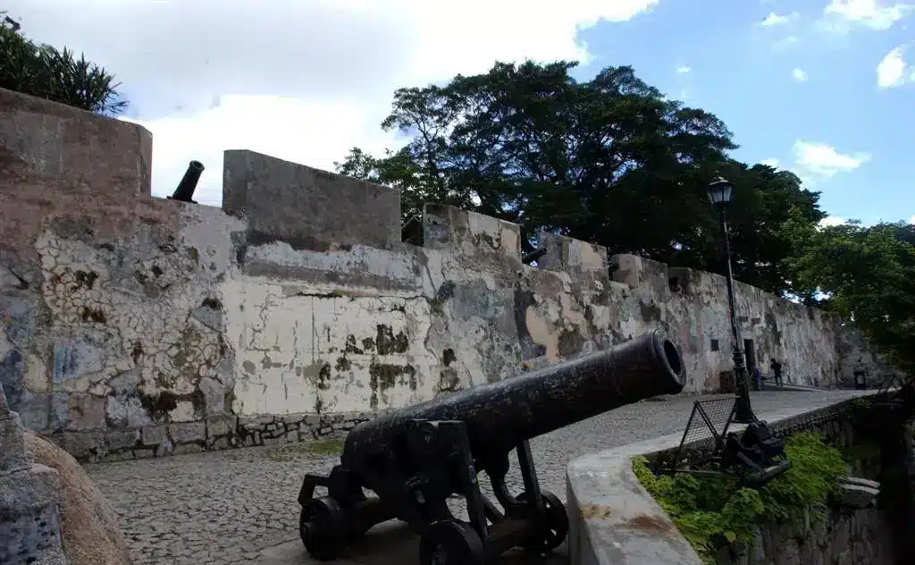 Участки старых городских стен