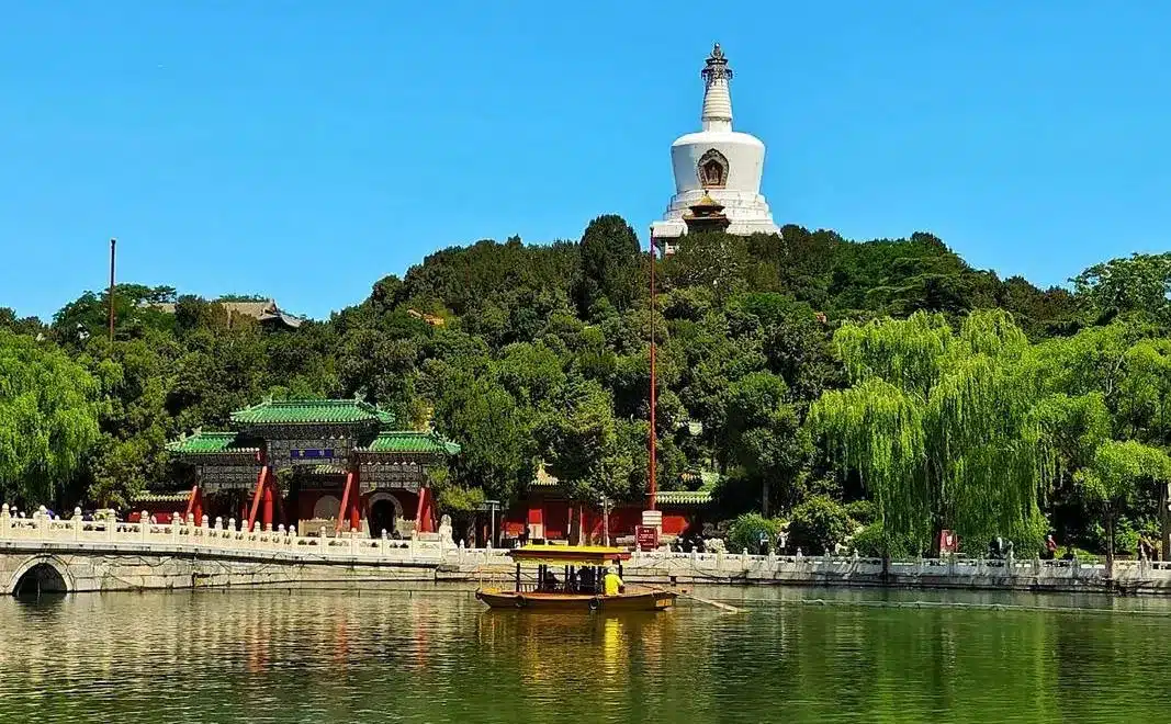 Белая башня в парке Бэйхай