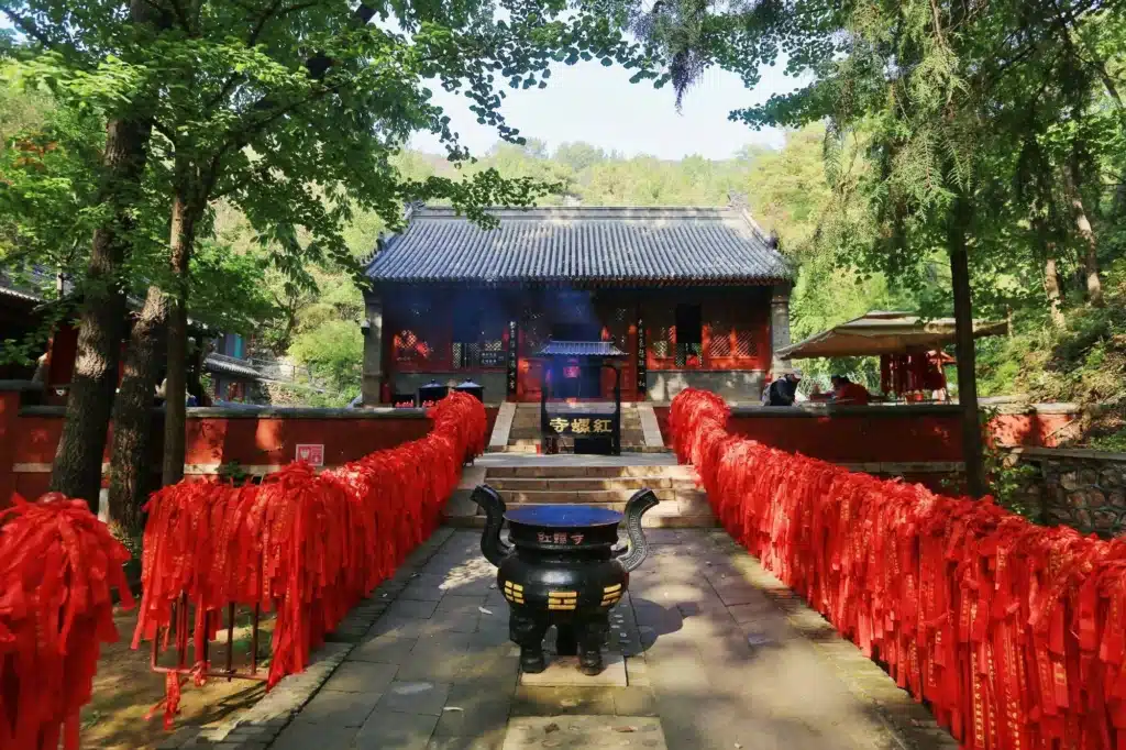 Храм Хунлуо в Пекине