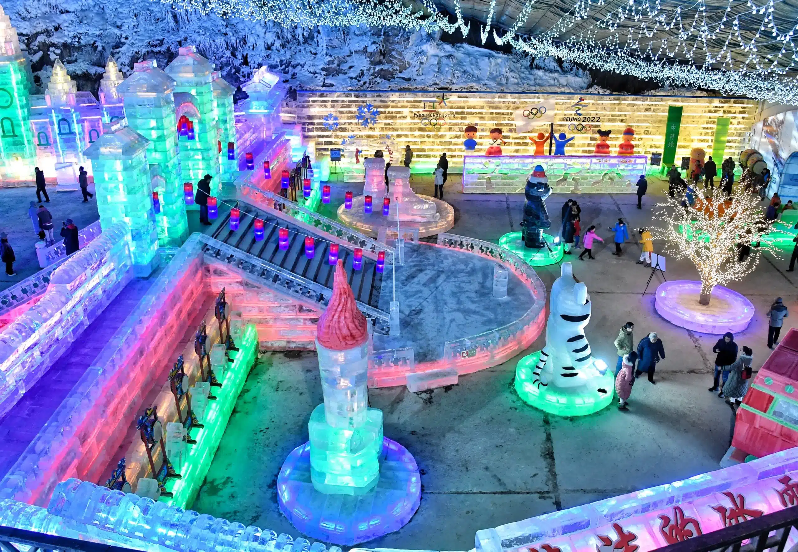 Оживленный фестиваль ледяных фонарей