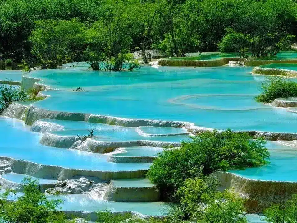 Заповедник Хуанлун в Сычуани — цветные террасы и горы