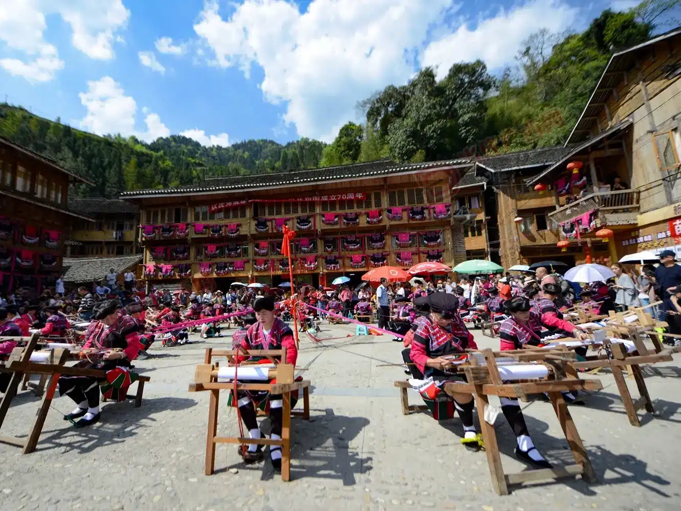 Деревня Хуанлуо Яо — женщины с самыми длинными волосами в мире
