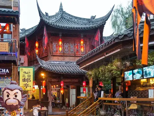 Древняя улица Цзиньли в Чэнду — исторический центр Сычуани