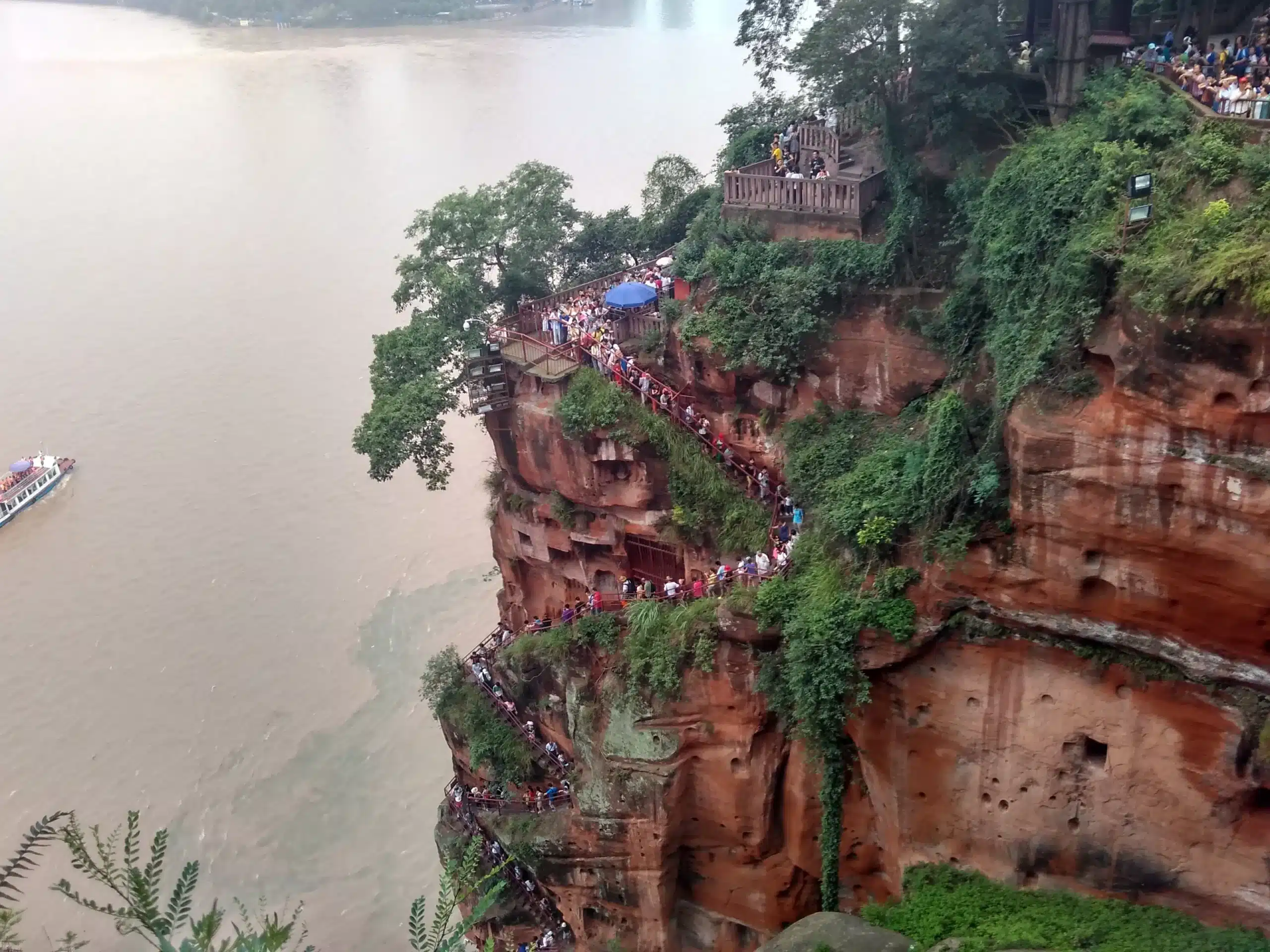Дорога из досок с девятью изгибами