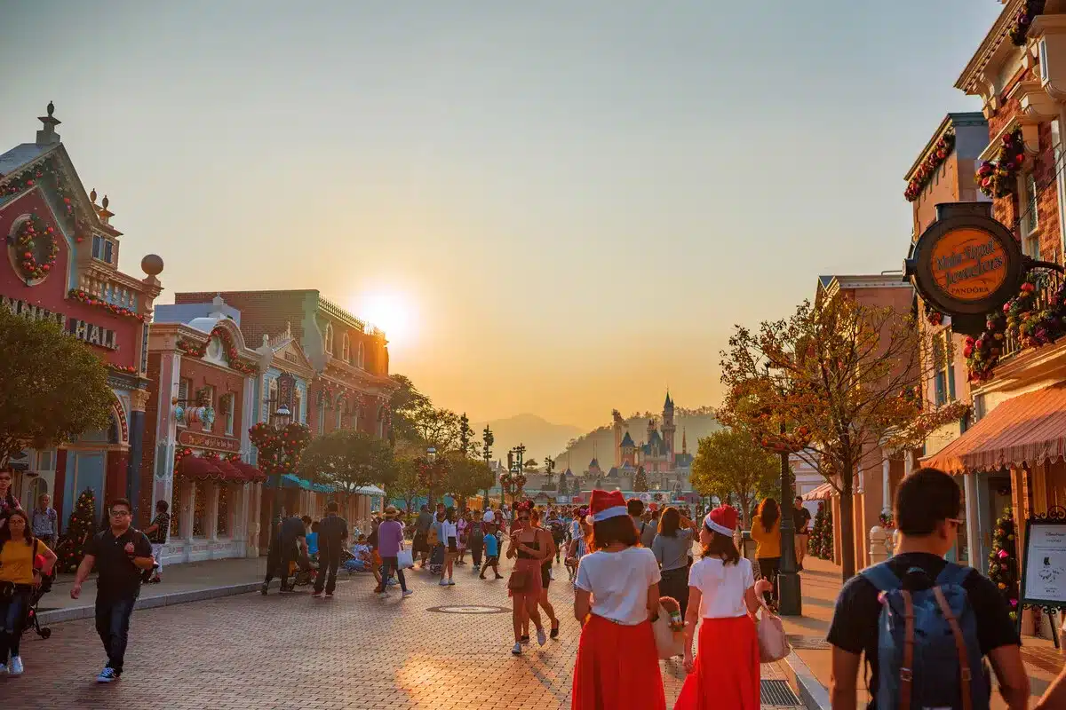 посещать Диснейленд Гонконга на 1 день