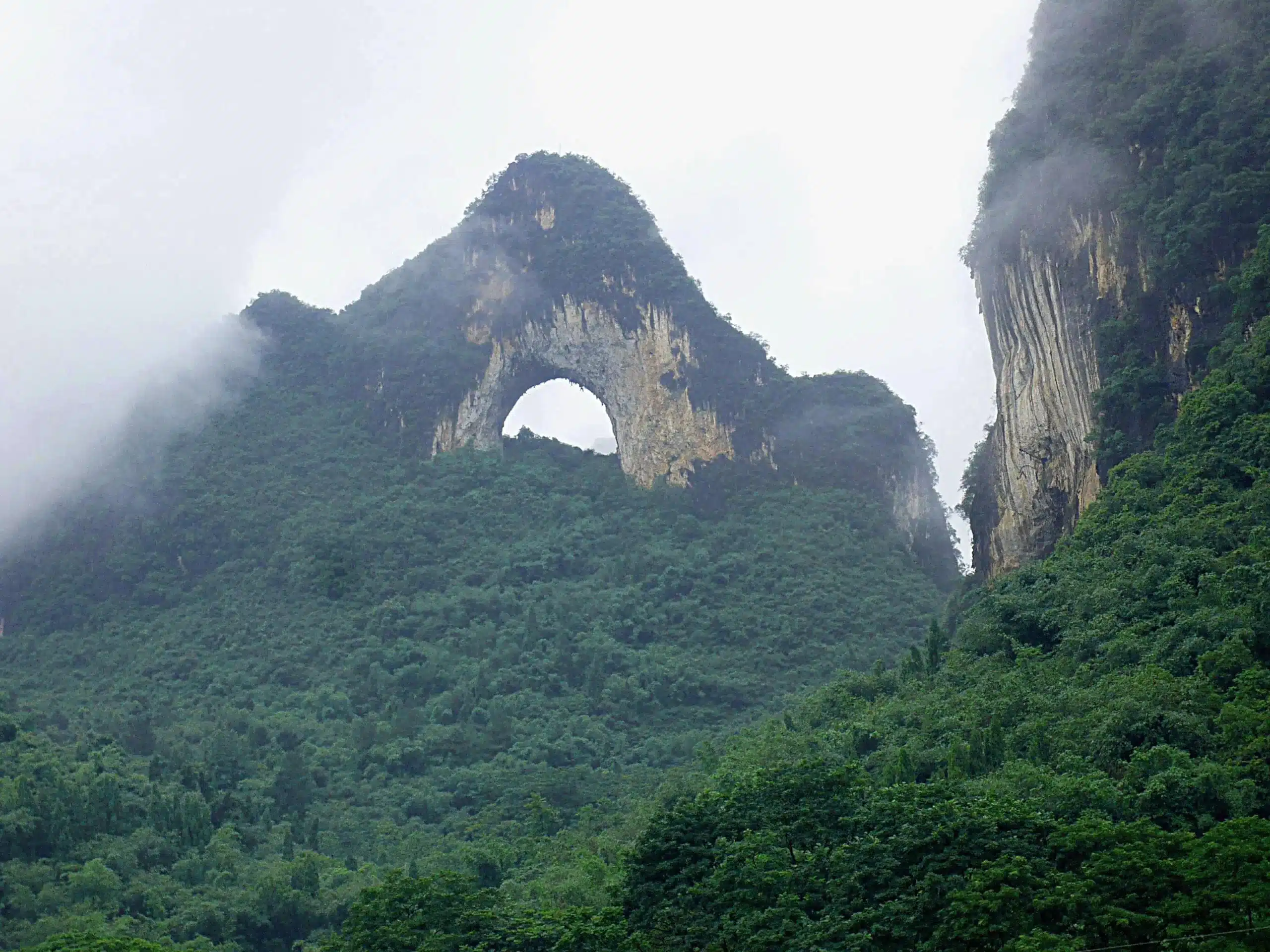 Лунный холм — удивительный холм с круглым отверстием в Гуйлине