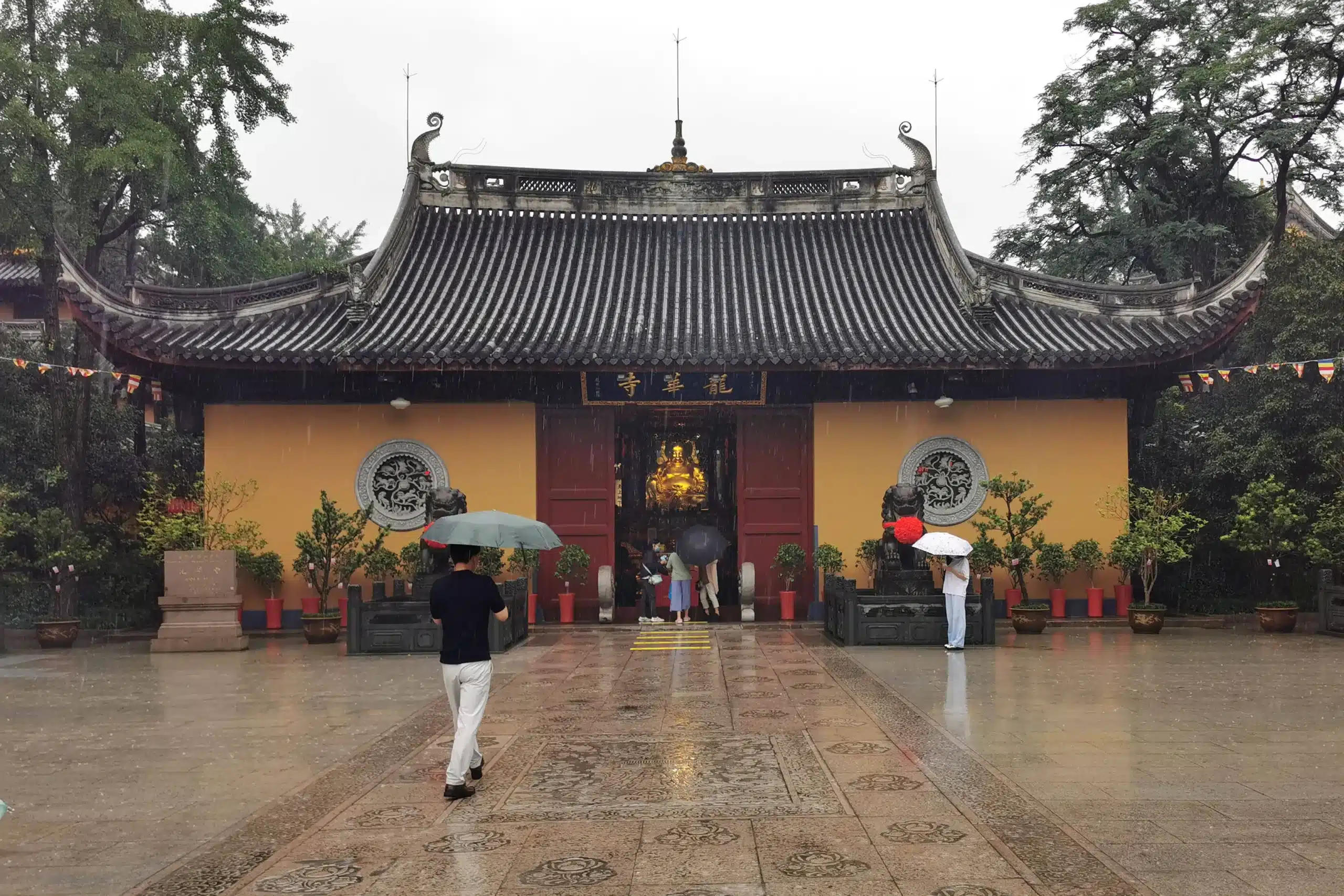 Храм Лунхуа 