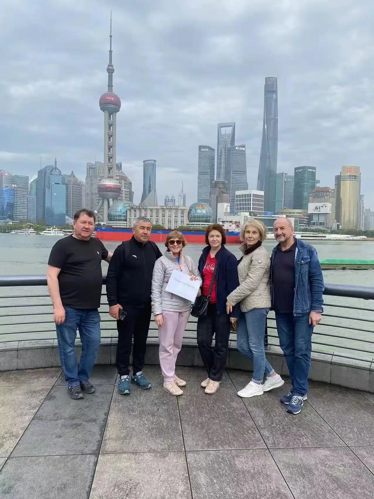 Наши гости перед Шанхайской телебашней во время тура Пекин-Сиань-Шанхай