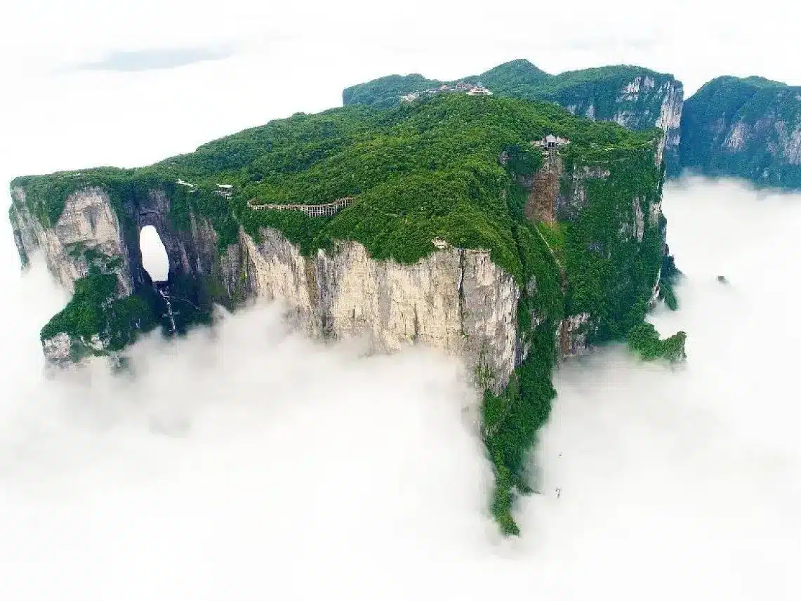 Гора Тяньмэнь — 99 изгибов, стеклянная тропа и захватывающие виды