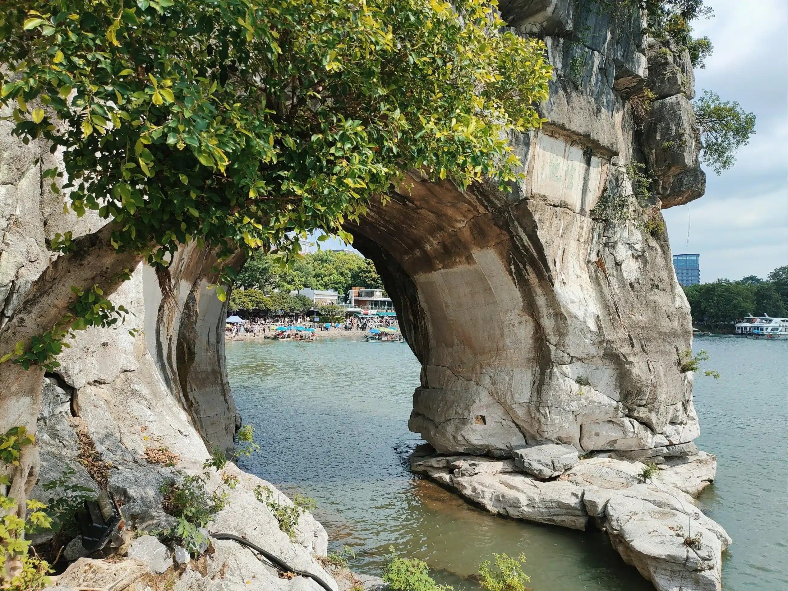 Пещера водная луна