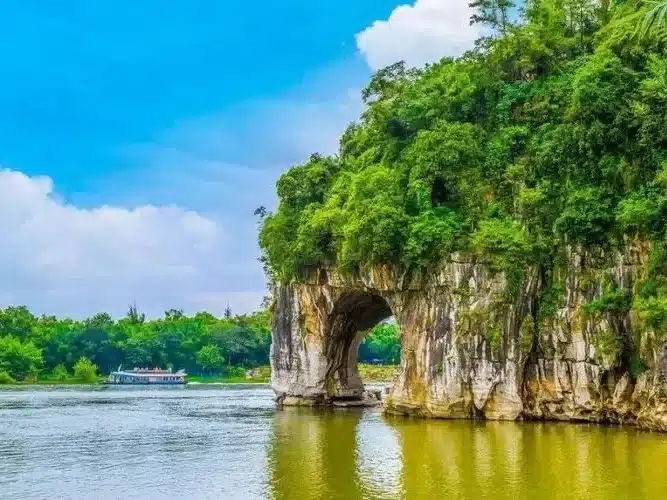 Холм Слоновый хобот — слон, пьющий воду у Лицзяна