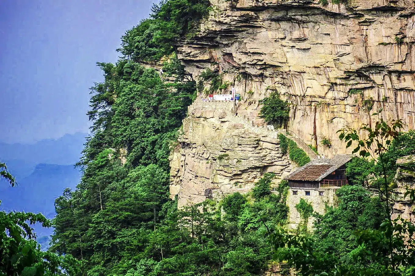 Деревня Улонг