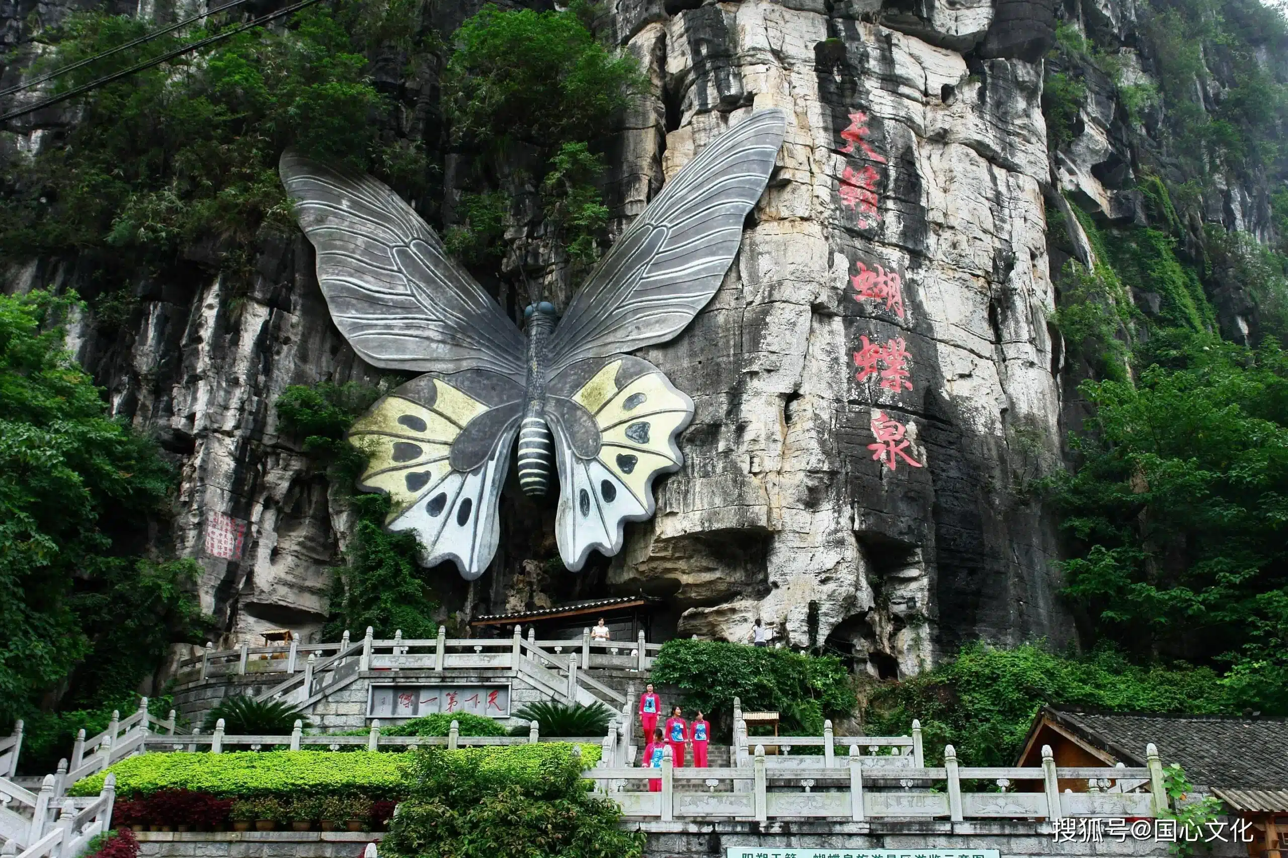 Весенний парк бабочек