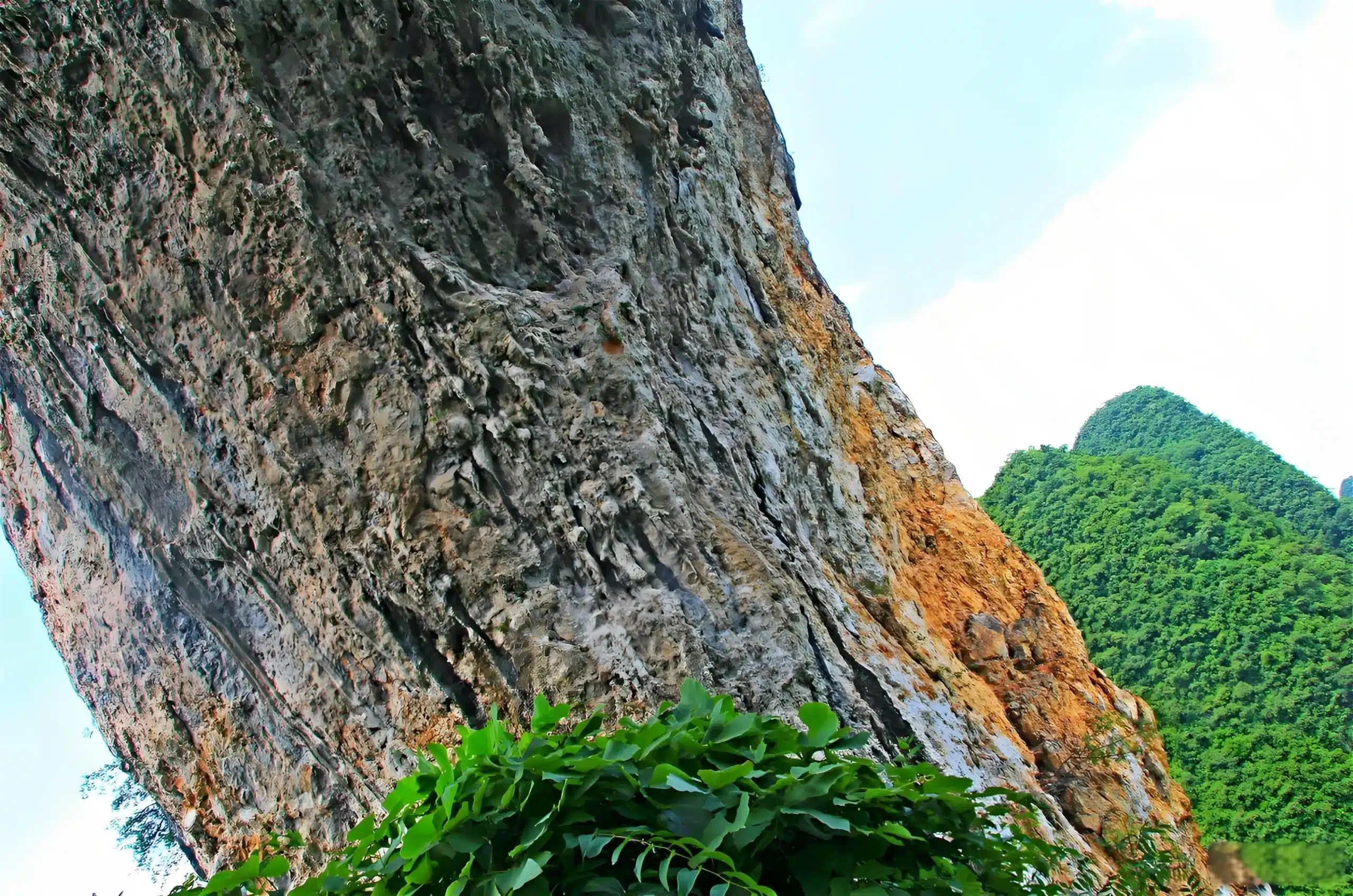 Вид на Лунную гору снизу