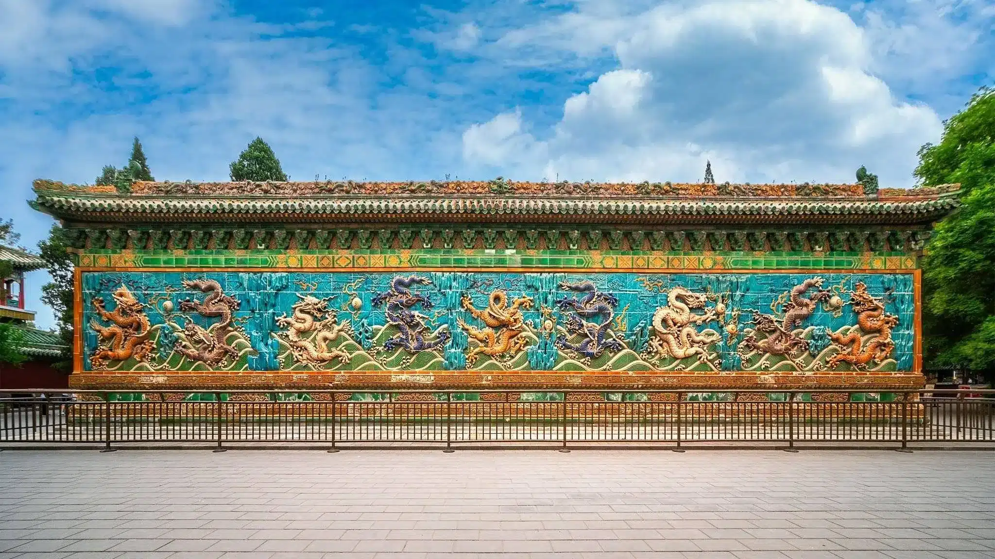 Стена с девятью драконами