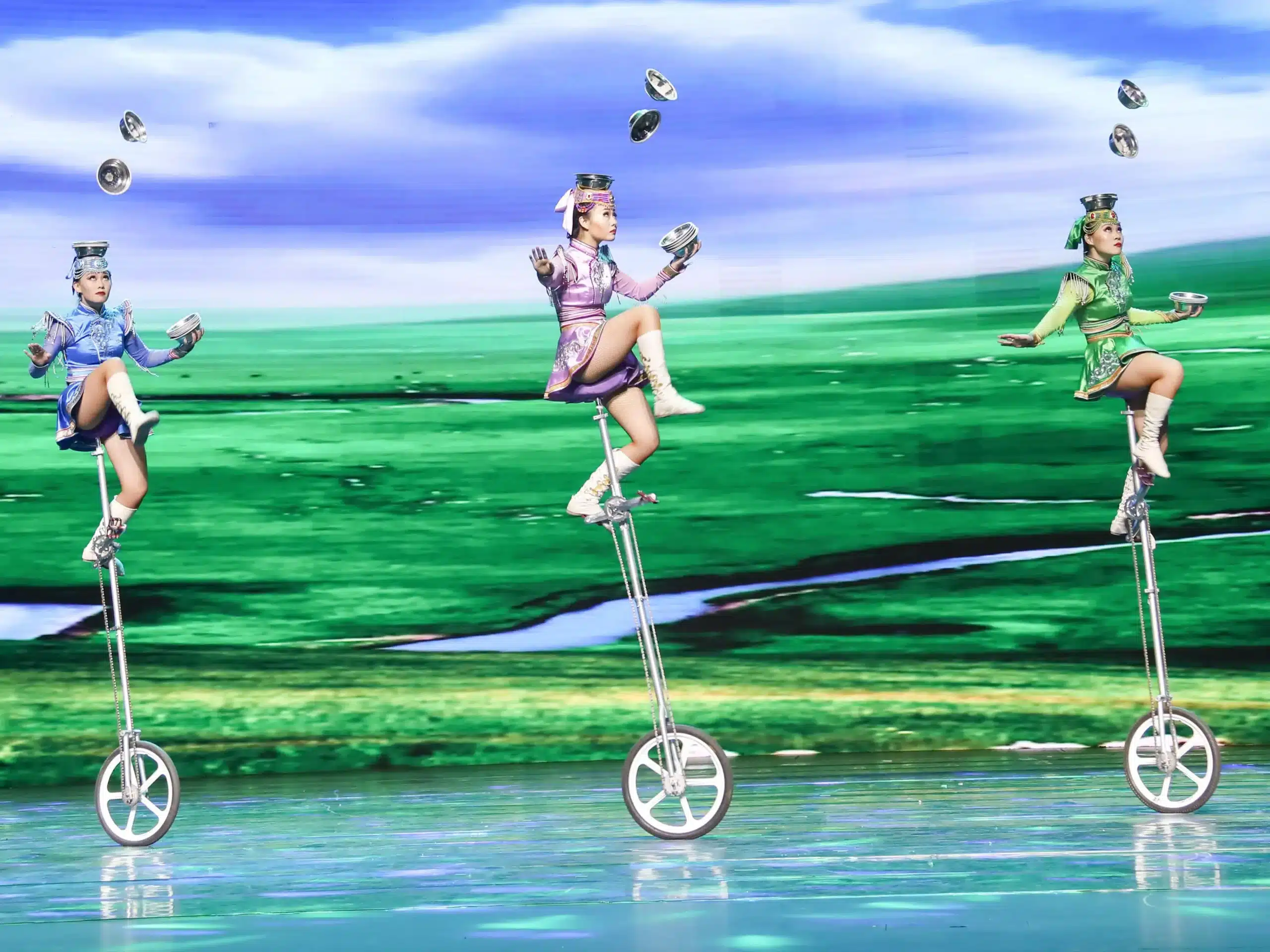 Удерживание стопки чаш на голове