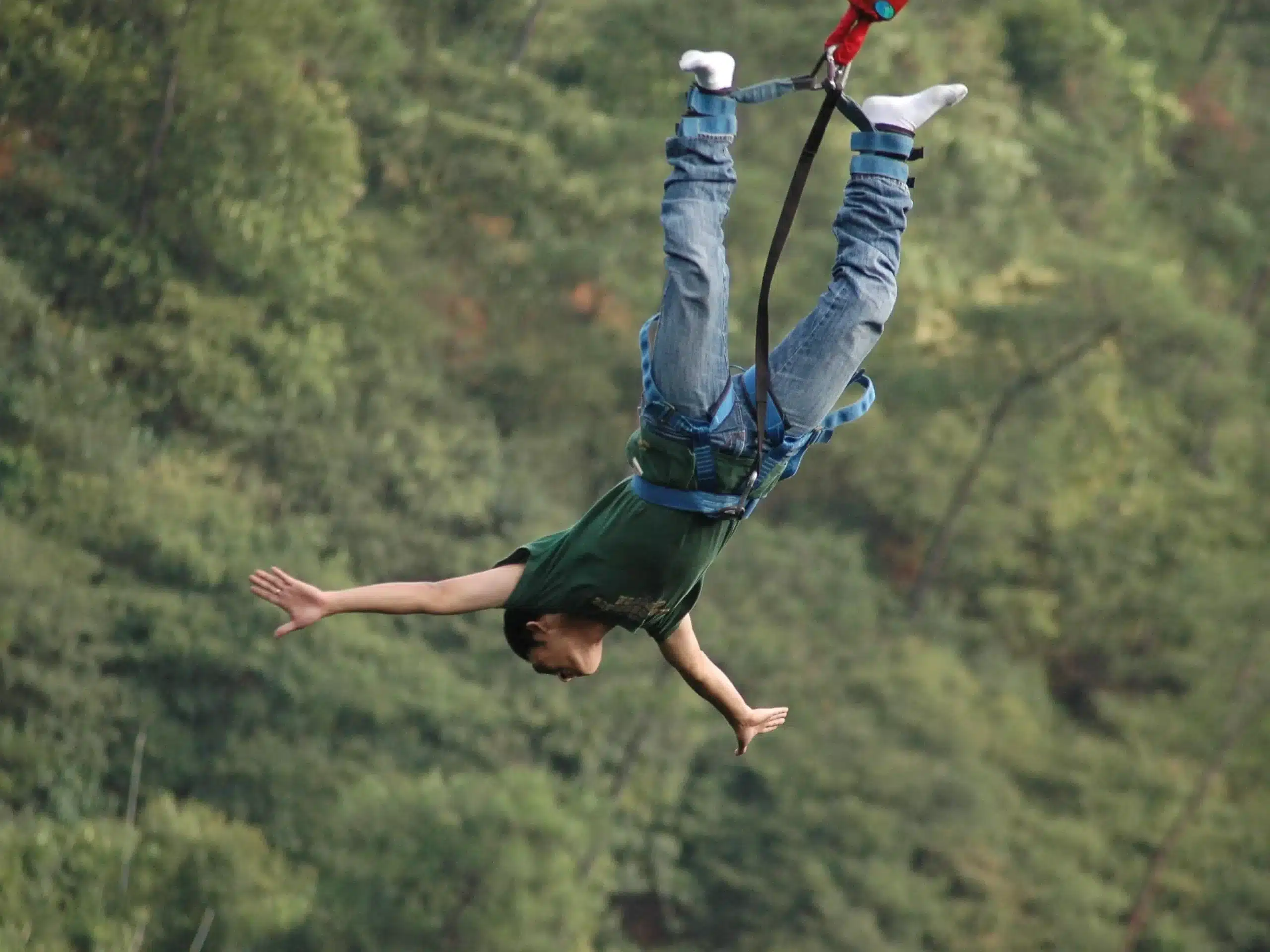 Захватывающие прыжки с тарзанки