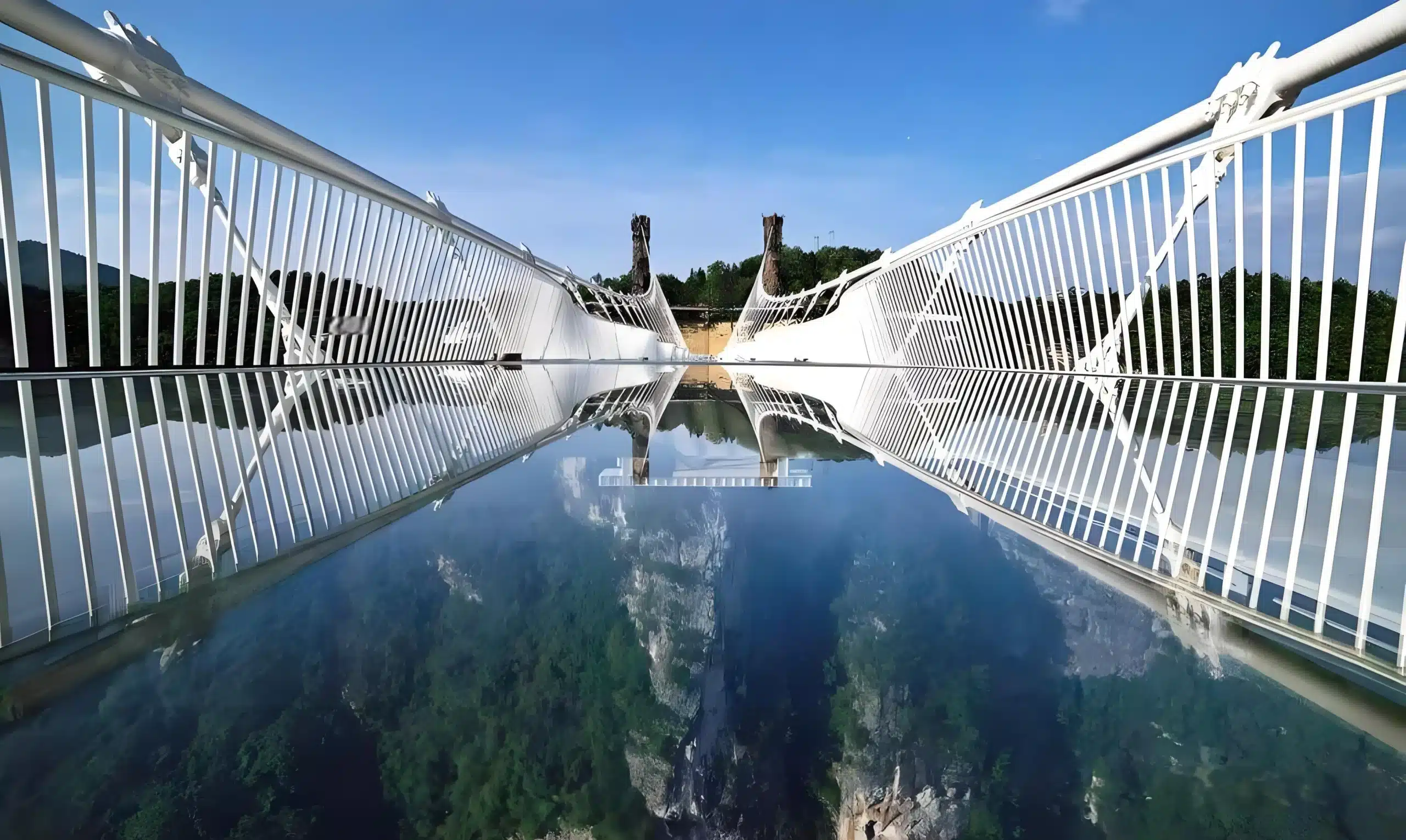 Полностью прозрачная стеклянная конструкция