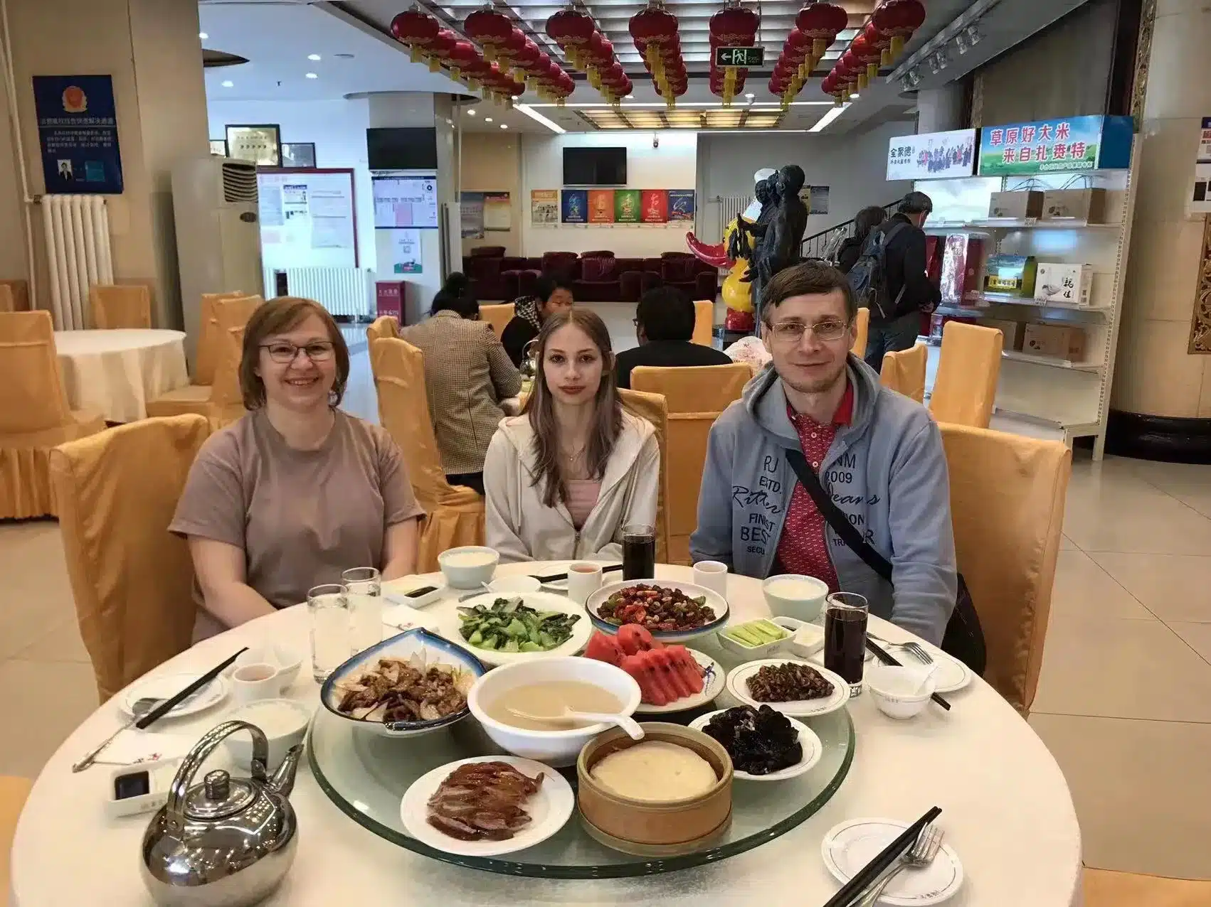 Наши гости едят утку по-пекински во время тура Пекин-Сиань-Шанхай