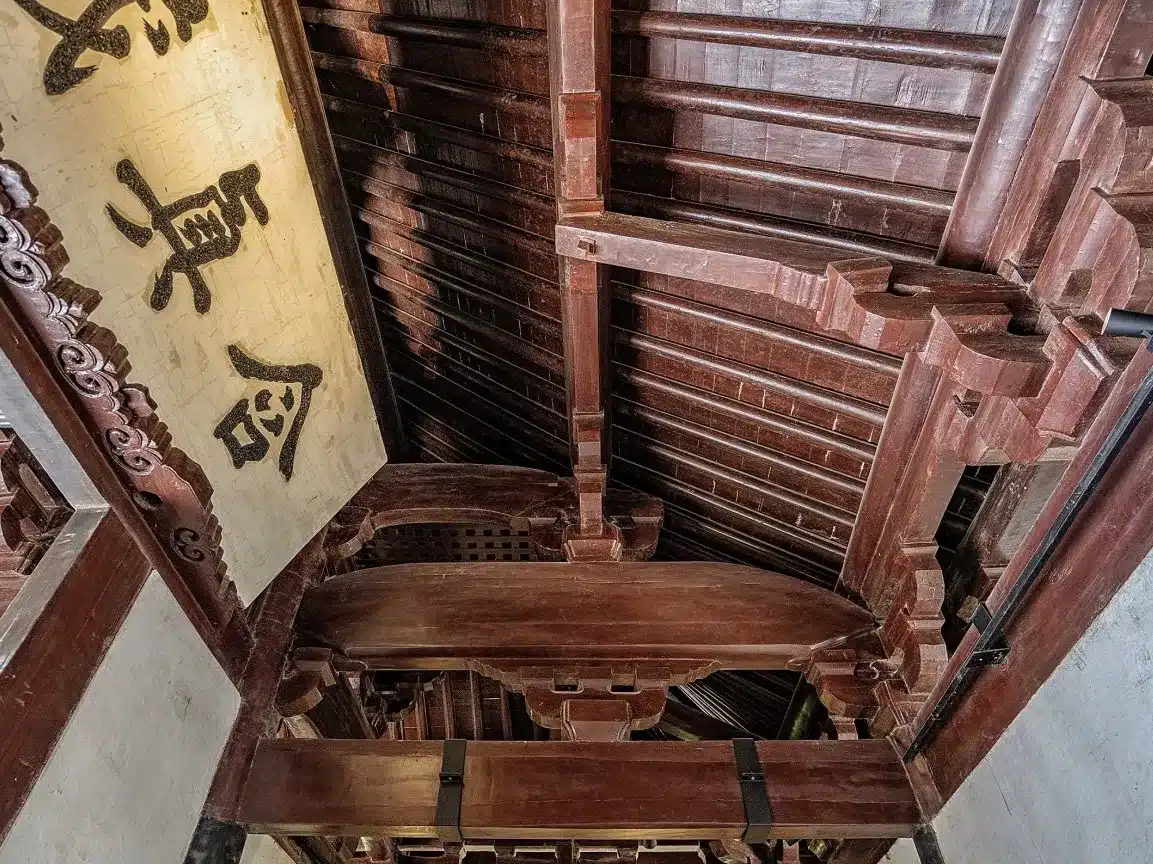 Зал сломанной балки