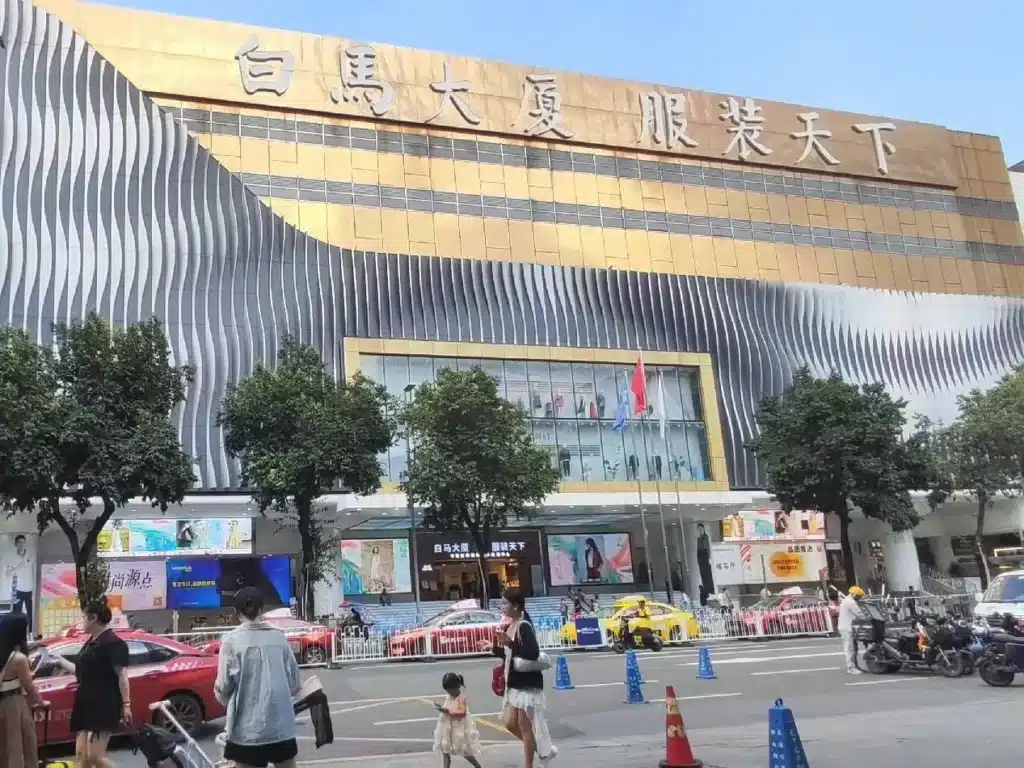 Одежный рынок Байма в Гуанчжоу