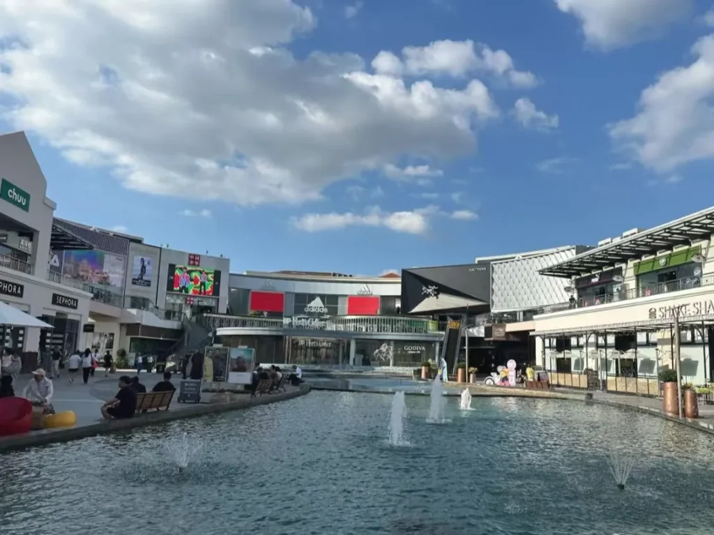 Bailian Outlets Plaza в Шанхае