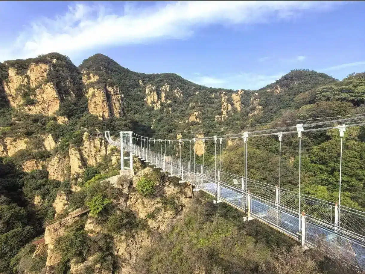 Стеклянный мост на горе Тяньюньшань