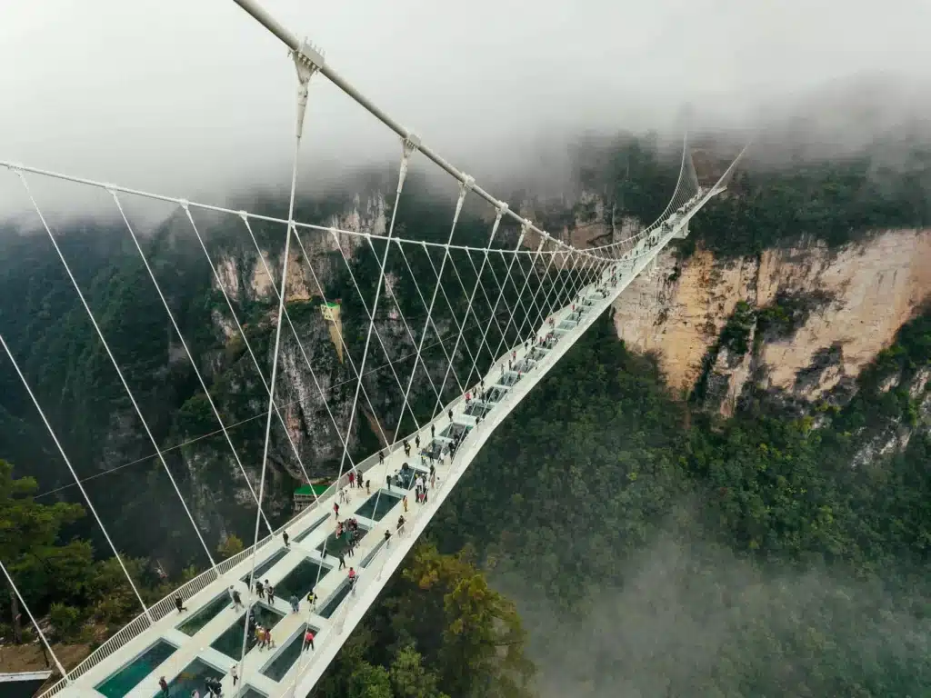 Стеклянный мост в Большом каньоне Чжанцзяцзе