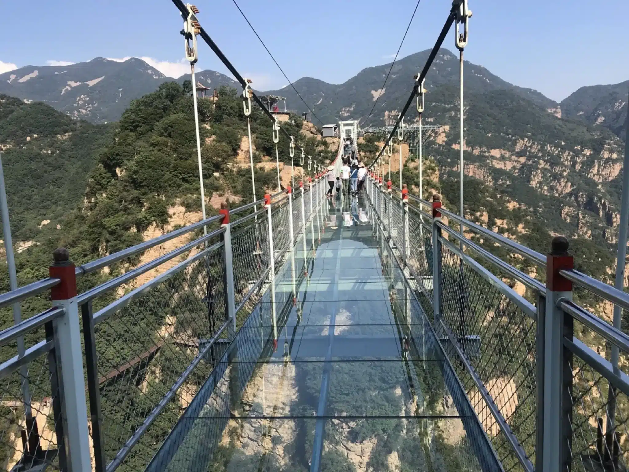 Стеклянный мост в Горе Тяньюнь