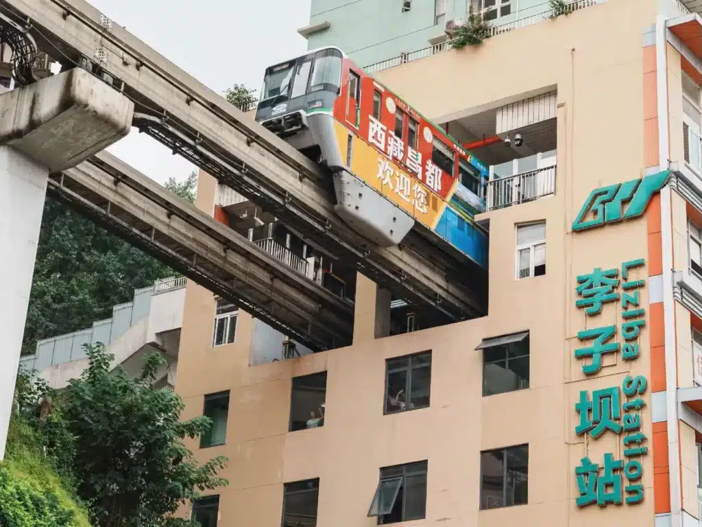 Тур в Чунцин: легкое метро проходит сквозь дом