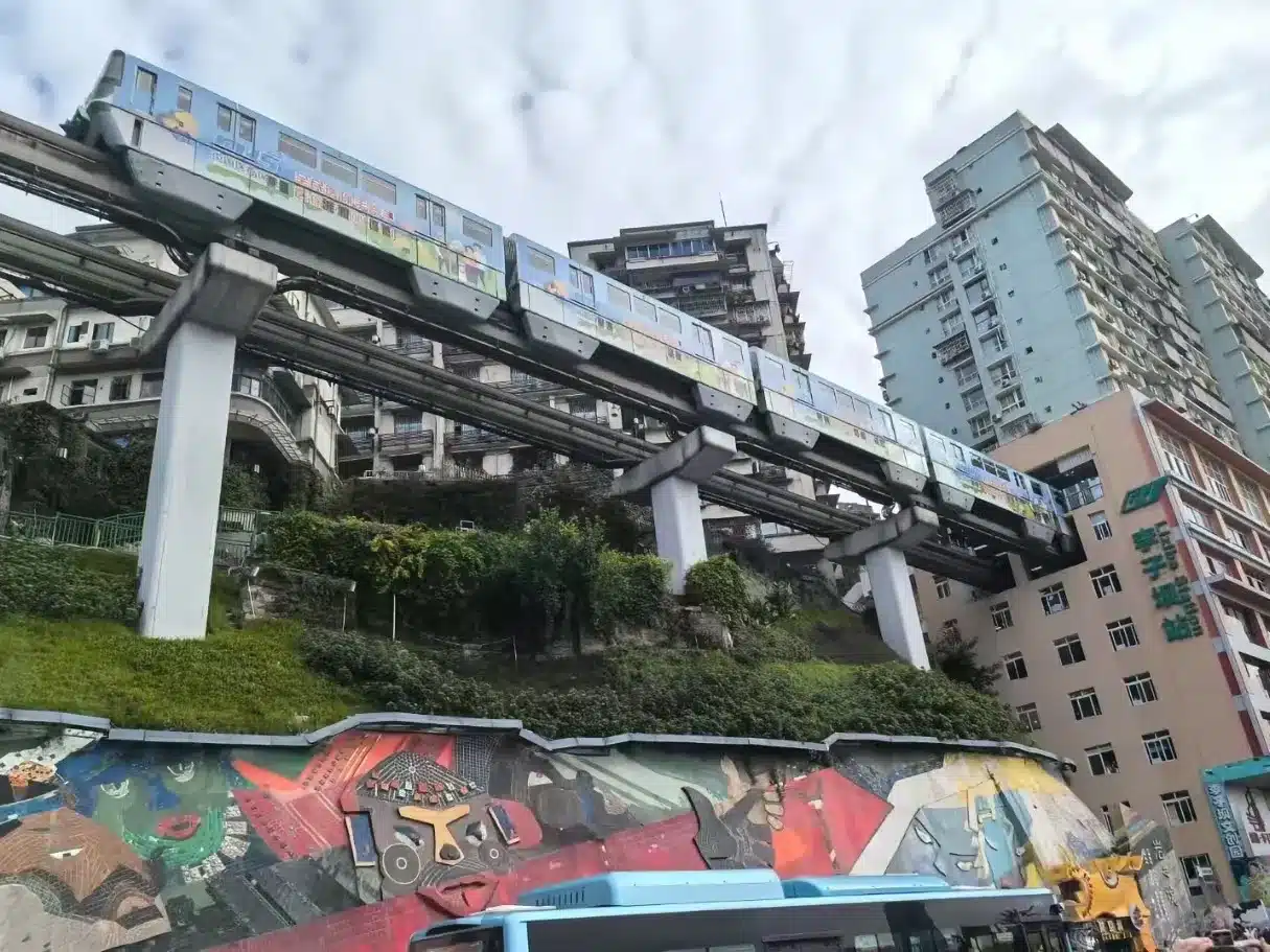 Тур в Чунцин: Метро через здание