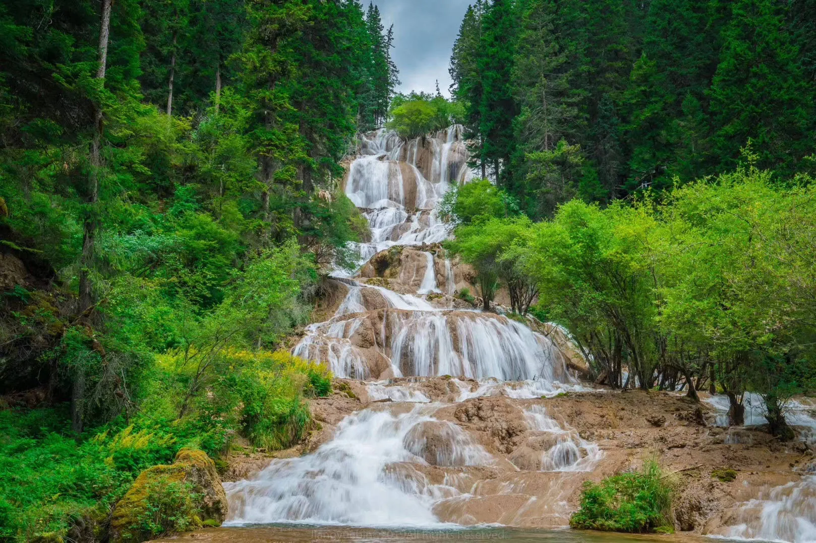 Живописное место у водопада Цзацзя